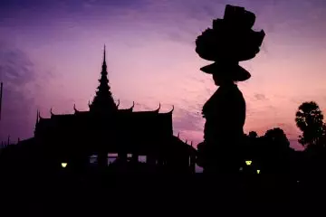 Vendedora ambulante enfrente del Palacio Real al atardecer, Phnom Penh, Camboya