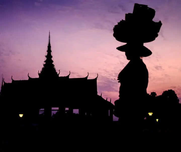 Vendedora ambulante enfrente del Palacio Real al atardecer, Phnom Penh, Camboya