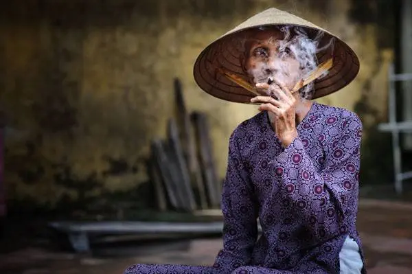 Mujer fumando, Hanoi, Vietnam