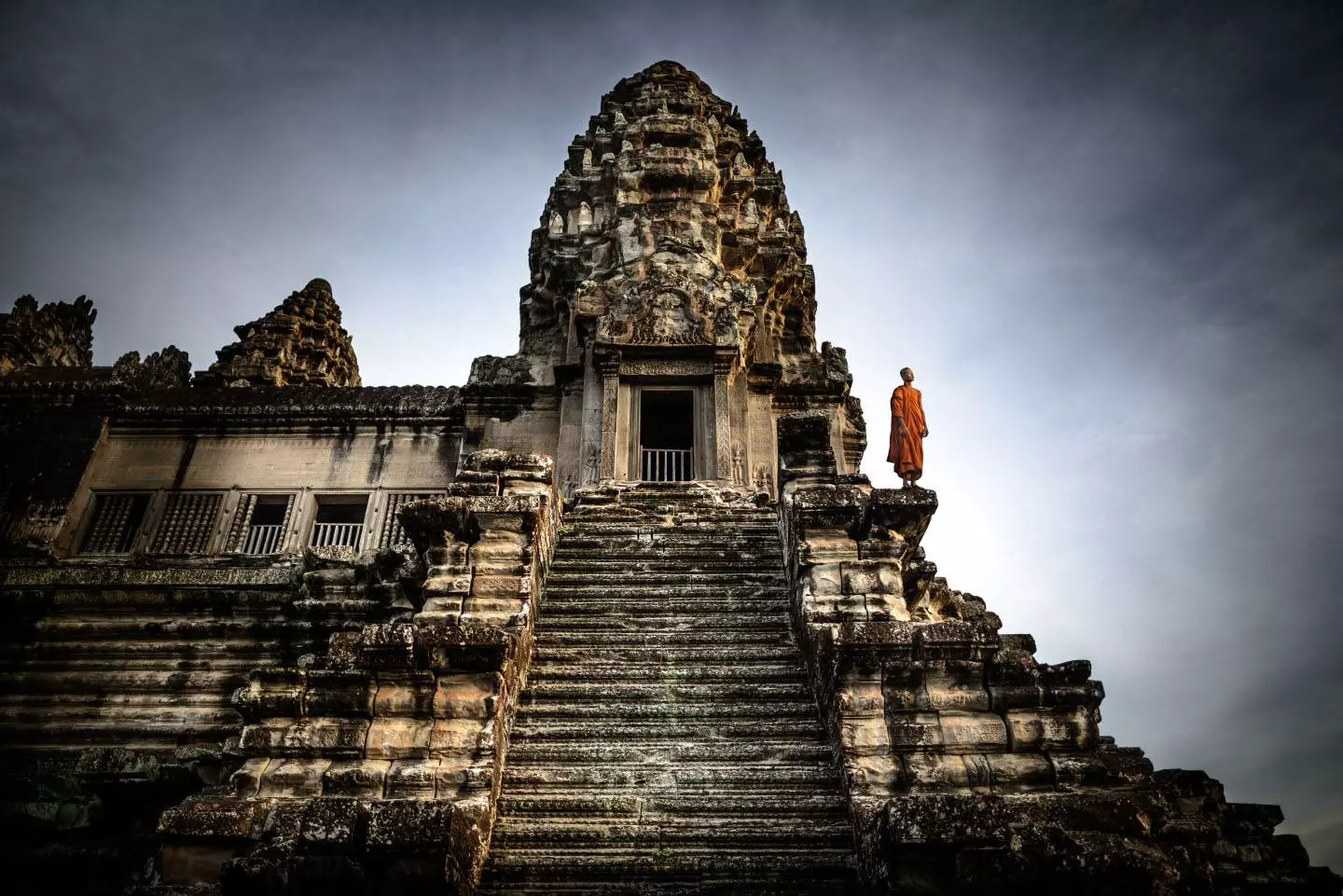 Monje en el templo de Angkor Wat, templos de Angkor, Siem Reap, Camboya