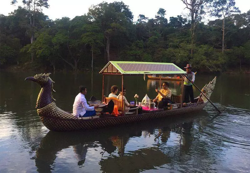 Una pareja en viaje de novios de visita a los Templos de Angkor a bordo de una góndola real