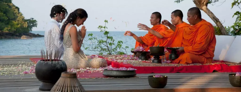 Una bendición por monjes budistas en el viaje de novios
