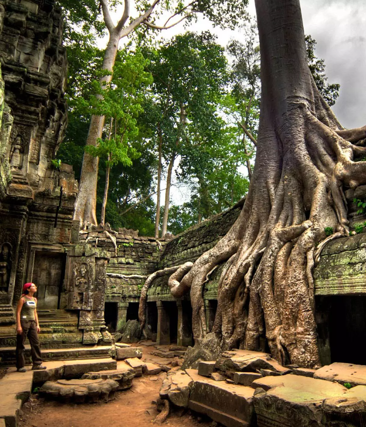 Turista en el Templo de Ta Prohm, Templos de Angkor, Camboya