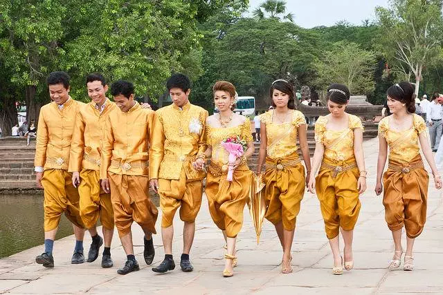 Novios y consortes con trajes tradicionales en una boda, Camboya