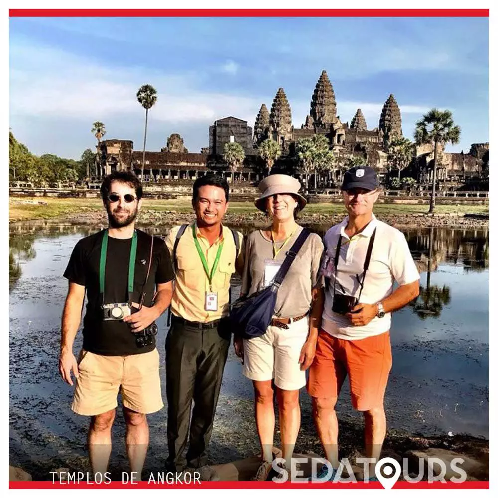 Clientes Sedatours en frente de Angkor Wat, Camboya