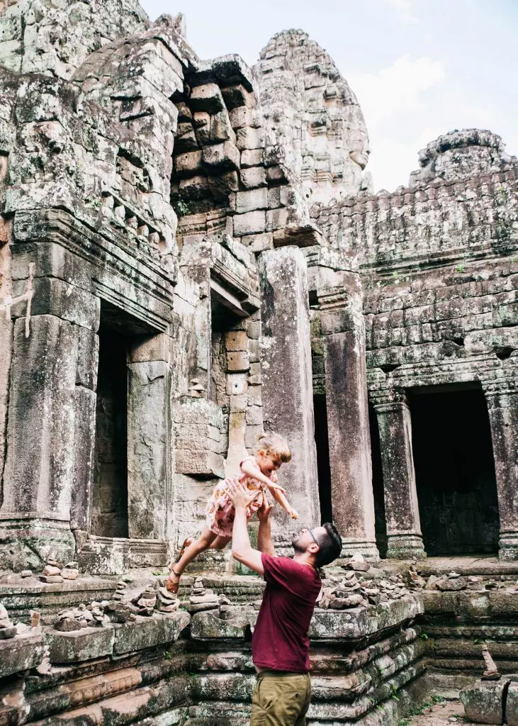 Padre e hija en Angkor Wat, Camboya en familia